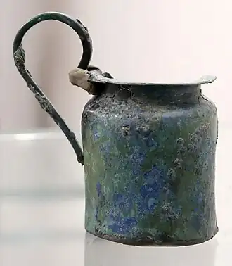 Kyathos en bronze, (vers 310-200 av. J.-C.), tombe F de la nécropole de Bosco le Pici.