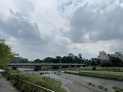 Parc du fleuve Kamo (à droite)