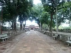 Le chemin de l'entrée et la troisième porte.