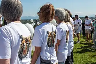 Photographie en couleurs, représentant plusieurs personnes vêtues de blanc.