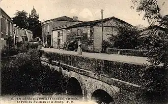 Le pont- du ruissseau et le bourg.