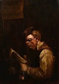 Un vieillard portant des lunettes est absorbé dans la lecture d'un livre.