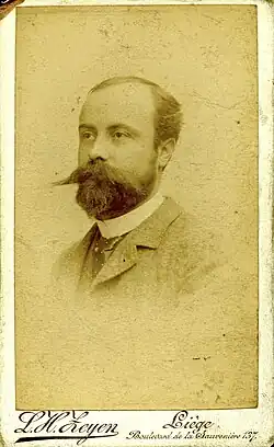 Portrait d'Auguste Bénard, 1882-1904 (Épreuve photographique, noir et blanc ;  10,5&nbsp;×&nbsp;6,4&nbsp;cm), Liège, Musée de la Vie wallonne.