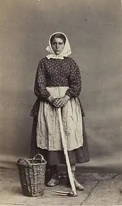 Catherine Strel, ouvrière sur le site de Baldaz-Lalore (charbonnage), 1868 (épreuve photographique sur papier ; 9&nbsp;×&nbsp;6&nbsp;cm).