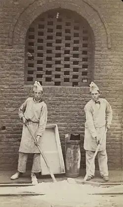 Groupe d'ouvriers (Cie Chaufournière de l'Ouest), 1868 (épreuve photographique sur papier ; 9&nbsp;×&nbsp;6&nbsp;cm).