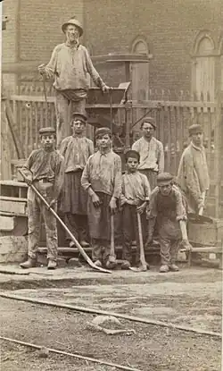 Groupe d'ouvriers (broyeurs), 1868 (épreuve photographique sur papier ; 9&nbsp;×&nbsp;6&nbsp;cm).