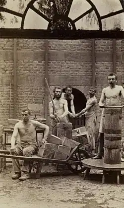 Groupe d'ouvriers (produits réfractaires), 1868 (épreuve photographique sur papier ; 9&nbsp;×&nbsp;6&nbsp;cm).