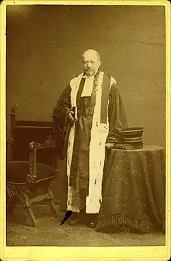 M.&nbsp;Parez, premier président de la Cour d'Appel, en tenue de magistrat, 1880 (tirage photographique monochrome ; 16,7&nbsp;×&nbsp;10,8&nbsp;cm), Liège, Musée de la Vie wallonne.