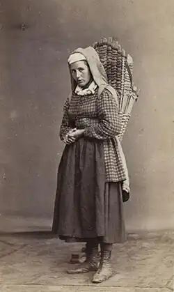 Philomène Boulanger, botteresse sur le site de Valentin-Cocq, 1868 (épreuve photographique sur papier ; 9&nbsp;×&nbsp;6&nbsp;cm).