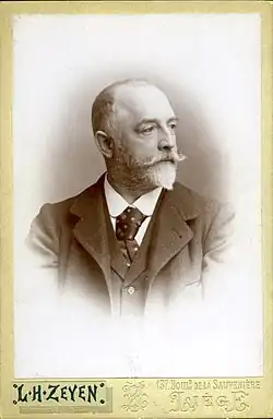 Portrait d'Edouard Brahy-Pros, 1900 (Épreuve photographique, noir et blanc ;  16,4&nbsp;×&nbsp;10,7&nbsp;cm), Liège, Musée de la Vie wallonne.