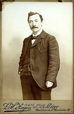 Portrait du compositeur Érasme Raway, 1901 (Épreuve photographique, noir et blanc ;  16,3&nbsp;×&nbsp;10,5&nbsp;cm), Liège, Musée de la Vie wallonne.