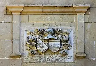 Armoiries sur le portail du château.