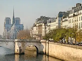 Quai de Béthune, pont de la Tournelle, quai d'Orléans et cathédrale Notre-Dame de Paris.