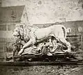 Lion de bronze pour la Siegestor de Munich, avec Ferdinand von Miller et deux de ses fils, lors du chargement du lion pour l'Exposition universelle de Londres, 1851.