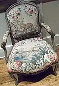Fauteuil provenant du château de Sarry (Marne) avec la fable comme illustration sur le dossier.