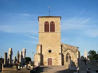 Façade ouest de l'église Saint-Martin de Miribel, située au cœur du cimetière.