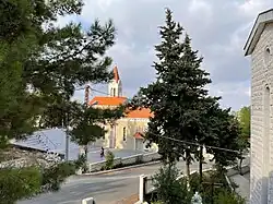 Église Saint Georges de Tibnine et le nouveau presbytère.