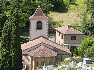L'église et son abside romane.