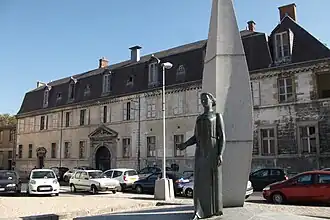 Façade sur la place.