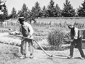 Pour mémoire : L'Arroseur arrosé, de Louis Lumière (axe frontal).