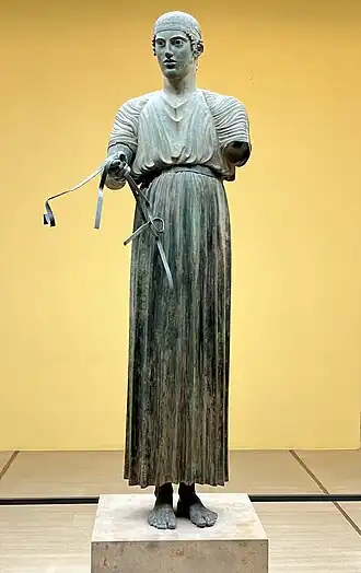 Statue en bronze d'un conducteur de char.