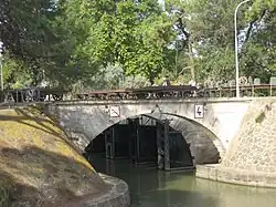 Canal du Midi : les ouvrages du Libron permettant au canal du Midi de passer un cours d'eau.