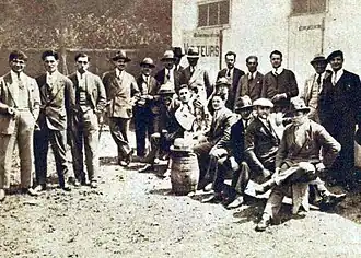 Quillan, champion de France 1929, soulève le Le Coq Gaulois en bronze qui remplace le Bouclier de Brennus entre 1926 et 1929.