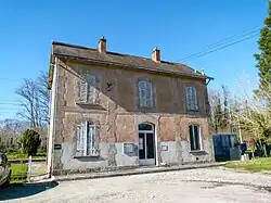Le bâtiment voyageurs côté parking.