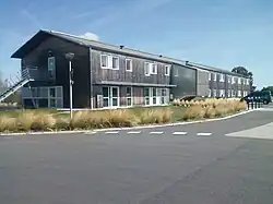 L'Auberge de jeunesse et le foyer de jeunes travailleurs.