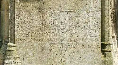 Inscription à côté du portail.