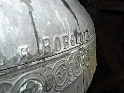 L'inscription Robécourt (Vosges) qui orne le Bourdon.