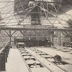 L'étage de chargement de la batterie cornues.