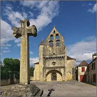 La façade et une croix.