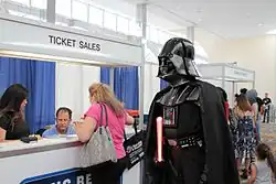 Homme portant une armure et un casque noirs.