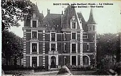 Une vieille photographie noir et blanc d'un château.