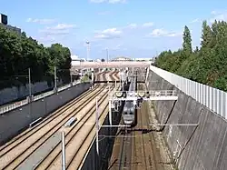 Cinq voies de chemin de fer dont une avec un TGV.