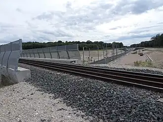 À proximité de la bifurcation de Villers-les-Pots.Les voies 1 et 2 de la LGV passent sous le PRA de la ligne de Gray à Villers-les-Pots. On aperçoit les signaux « baissez pantos » de la section de séparation 25&nbsp;kV/1,5&nbsp;kV.
