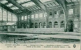 La grande halle en 1914&nbsp;– 1915, avec des défenses en sacs de sable édifiées sur les quais.
