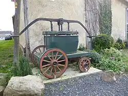 Ancienne pompe des sapeurs-pompiers, utilisée maintenant comme objet décoratif.