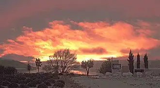 Coucher de soleil hivernal sur le mémorial de l'ancien village.