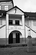 Entrée du 1er bâtiment de l'école Saint-Jean-Bosco.