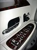 Panneau de porte intérieur chromé d'une   Lincoln Town Car de 1998.