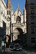 La rue des Bouquetiers et l'église Saint-Nizier depuis la place d'Albon.