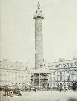 La colonne Vendôme avant sa chute, Bruno Braquehais, mai 1871, papier albuminé, 210&nbsp;×&nbsp;160&nbsp;cm.