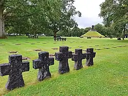 Chacun des 49&nbsp;carrés est marqué par une rangée de cinq croix alignées de style saxon symbolisant la camaraderie des morts.