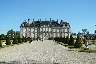 Façade nord du château depuis la descente vers la Seine.