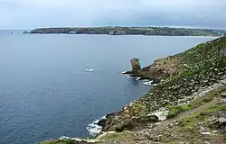 Côte maritime rocheuse.