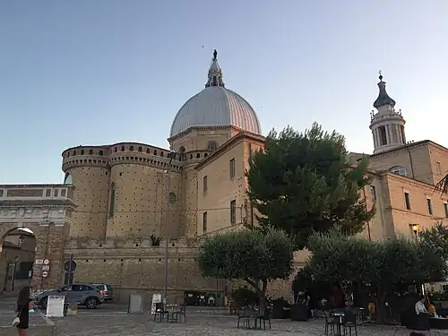 Basilique de Lorette vue depuis la place de la Porta Marina