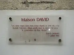 Photographie d'une plaque commémorative rappelant la communion de Francis Jammes à La Bastide-Clairence, en 1905.