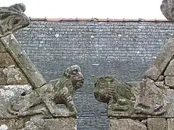 Monstres affrontés de deux rampants de pignons des chapelles septentrionales.